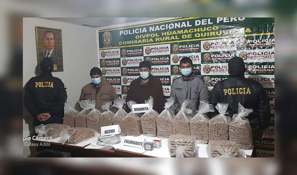 La gran cantidad de dinamita que escondían estos sujetos sería para minería ilegal. Foto: PNP La gran cantidad de dinamita que escondían estos sujetos sería para minería ilegal. Foto: PNP