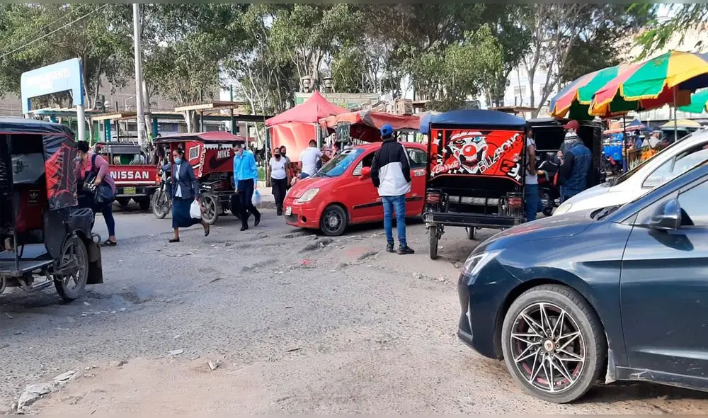 Mototaxis y otros vehículos proliferan en la intersección de las calles José Pardo y Alfonso Ugarte. Foto: La República