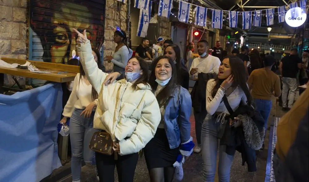 Jóvenes vacunados contra la COVID-19 celebran sin restricciones en Israel. Foto: AFP Jóvenes vacunados contra la COVID-19 celebran sin restricciones en Israel. Foto: AFP