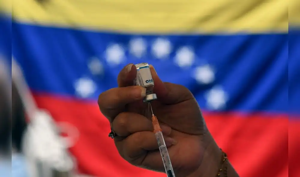 Una trabajadora de salud prepara una dosis de la vacuna Sputnik V contra la COVID-19 durante una jornada de vacunación en Venezuela. Foto: AFP