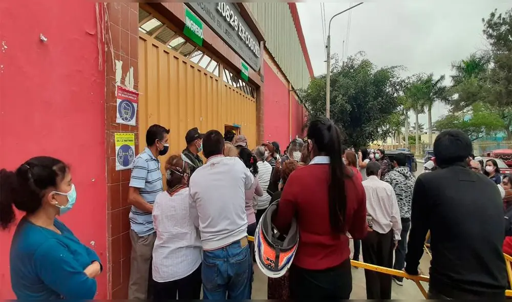 Aglomeración en colegio exCosome. Foto: Carlos Romero