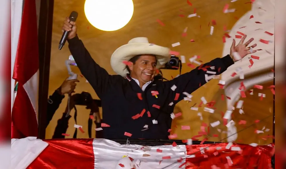 El candidato presidencial de izquierda Pedro Castillo, de Perú Libre, saluda a los partidarios desde el balcón de la sede de su partido en Lima el 8 de junio de 2021. Foto: AFP