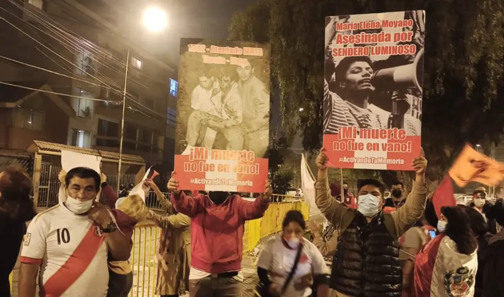 Simpatizantes de Fuerza Popular acuden a casa de Jorge Luis Salas Arenas sin respetar distanciamiento social. Foto: César Zorrilla/URPI-LR