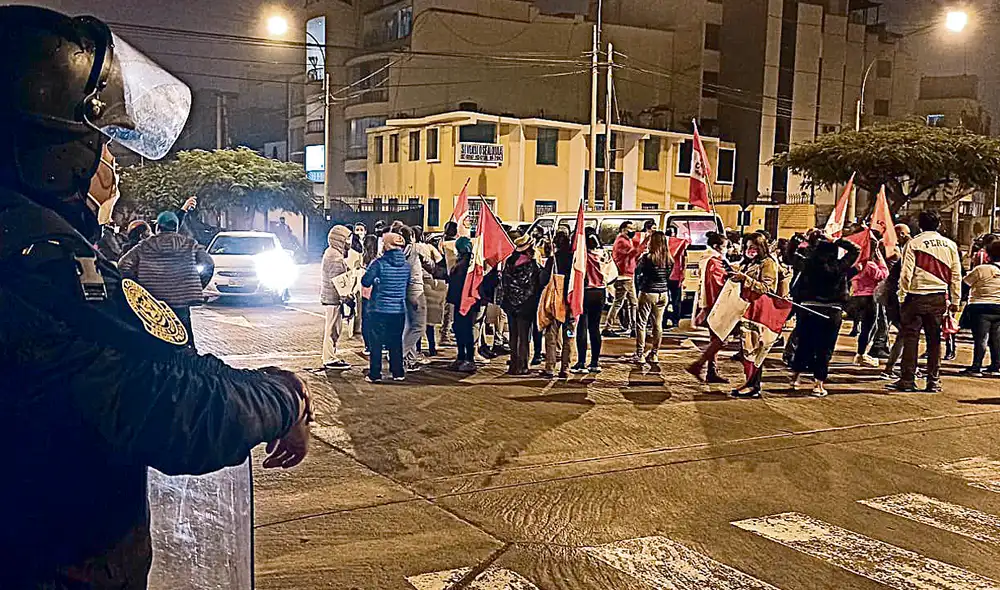 Amenaza. Fujimoristas hostigan en su hogar al jefe del JNE. Foto: difusión Amenaza. Fujimoristas hostigan en su hogar al jefe del JNE. Foto: difusión