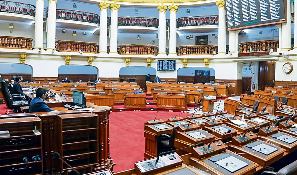 Sin parar. Pleno continuó por segundo día con controversial propuesta. Roel dirigió debate cuando presidenta Vásquez bajó a su escaño para poder debatir. Foto: difusión