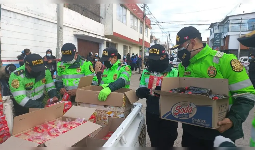 Los policías trajeron varias cajas de galletas y botellas de agua. Foto: PNP Los policías trajeron varias cajas de galletas y botellas de agua. Foto: PNP