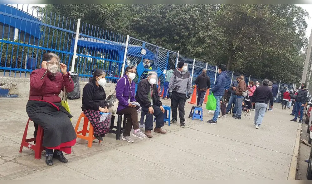 Adultos mayores han realizado largas cola para ser inmunizados en SJL. Foto: URPI-LR