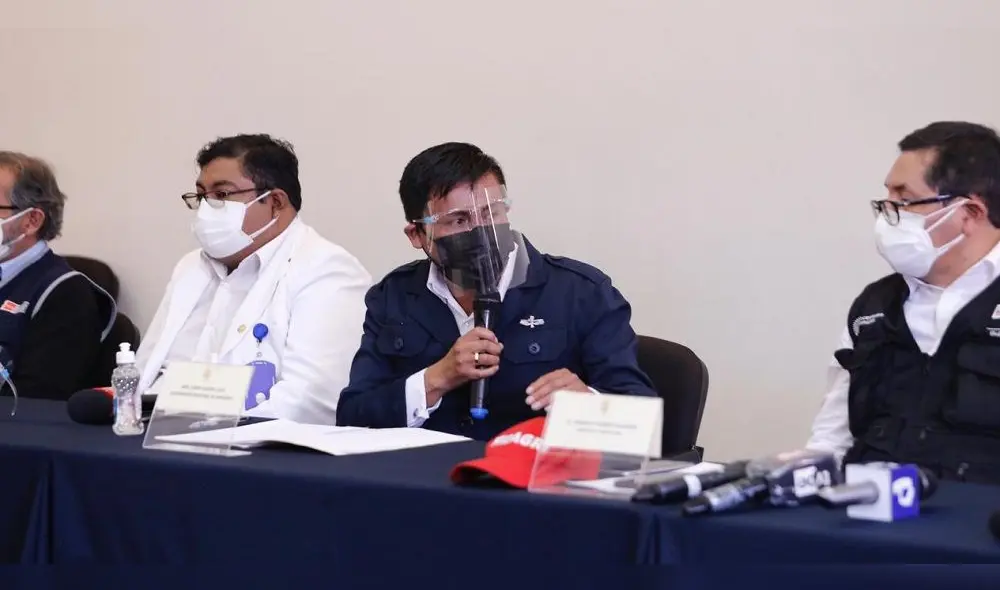 Autoridades se encuentran reunidos en la Cámaras de Comercio e Industria de Arequipa. Foto: Oswald Charca / La República Autoridades se encuentran reunidos en la Cámaras de Comercio e Industria de Arequipa. Foto: Oswald Charca / La República