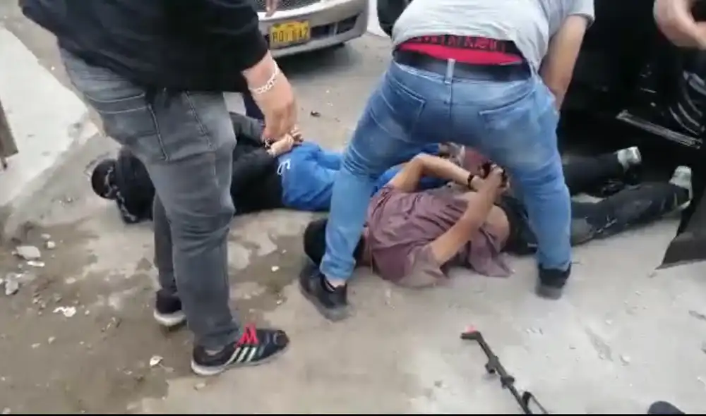 Sujetos fueron encontrados en flagrancia delictiva en los exteriores de entidad bancaria. Foto: Policía Nacional del Perú Sujetos fueron encontrados en flagrancia delictiva en los exteriores de entidad bancaria. Foto: Policía Nacional del Perú