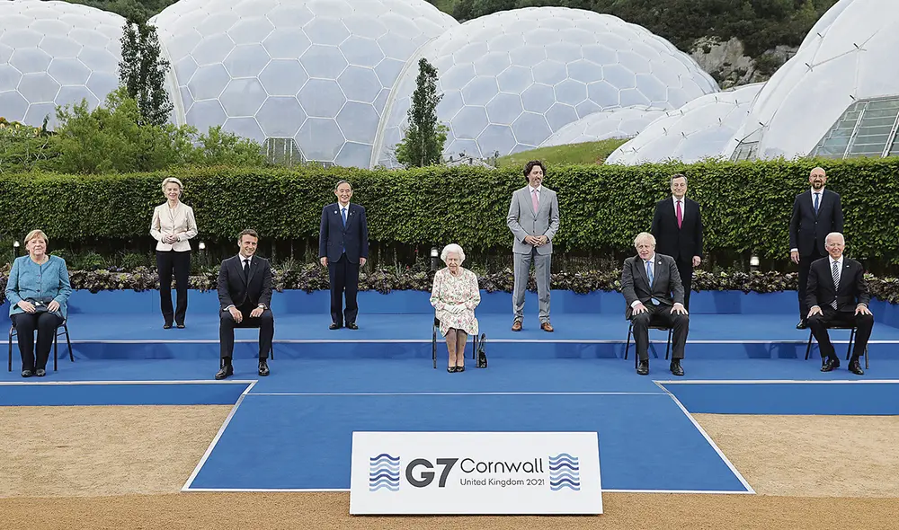 Liderazgo. La reina Isabel II presidió una fotografía conjunta con el resto de figuras del G7. Foto: AFP
