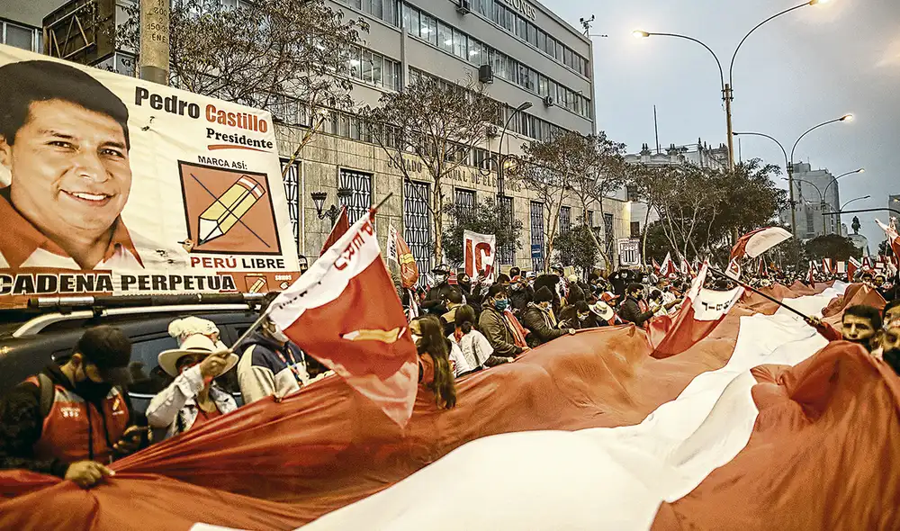 Expectativas. Simpatizantes de Perú Libre, por la noche de ayer, en las calles de Lima, luego de que el JNE dejara sin efecto ampliación para recibir nulidad de actas. Foto: Aldair Mejía/La República