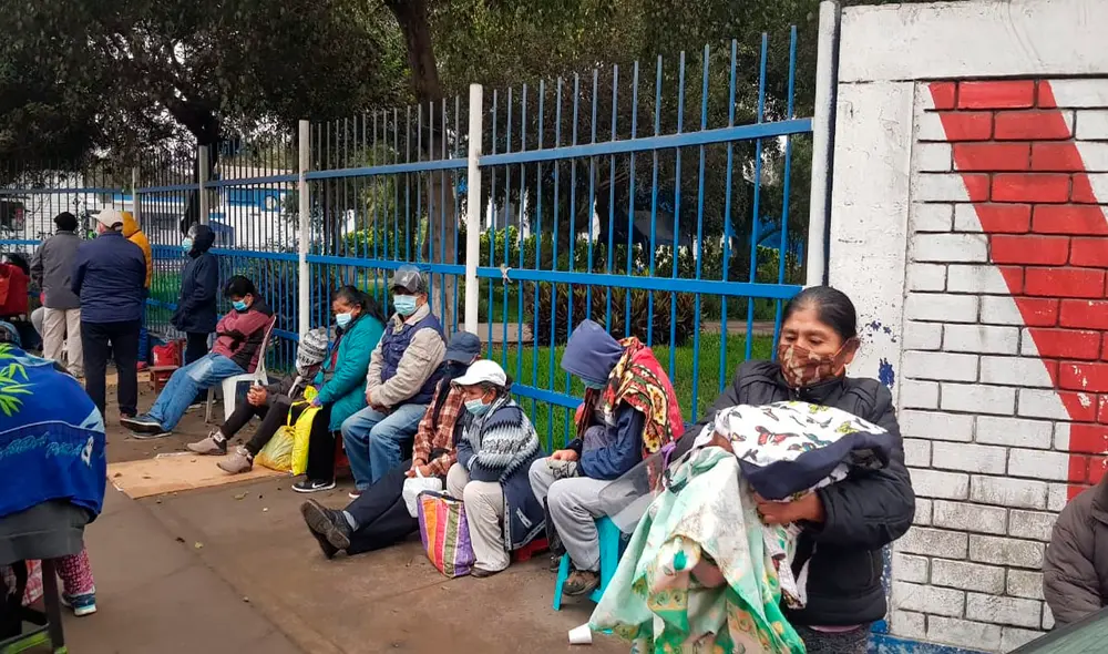 Ciudadanos continúan en sus colas para recibir la primera dosis. Foto: César Zorrilla/ URPI-LR Ciudadanos continúan en sus colas para recibir la primera dosis. Foto: César Zorrilla/ URPI-LR