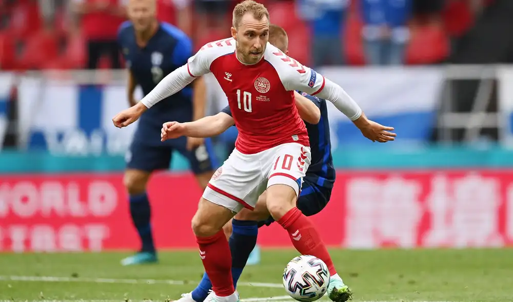 Eriksen permaneció tendido sobre el terreno de juego por más de diez minutos. Foto: EFE Eriksen permaneció tendido sobre el terreno de juego por más de diez minutos. Foto: EFE