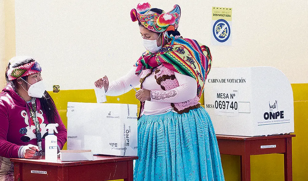 Comuneros de Chupa (Azángaro, Puno) rechazaron acusación de fraude en su mesa, hecha por Fuerza Popular, porque nadie votó por Keiko Fujimori. Afirman que ellos votaron con normalidad. Foto: JL Cisneros / La República Comuneros de Chupa (Azángaro, Puno) rechazaron acusación de fraude en su mesa, hecha por Fuerza Popular, porque nadie votó por Keiko Fujimori. Afirman que ellos votaron con normalidad. Foto: JL Cisneros / La República