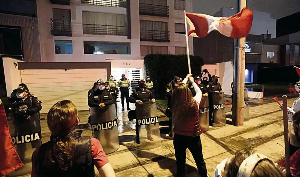 Colectivo 1. Ante la vivienda del fiscal José Domingo Pérez. Foto: Anthony Melgarejo / La República