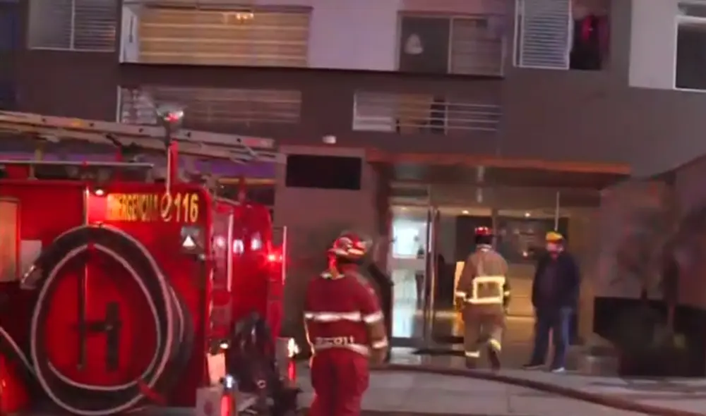 El Cuerpo General de Bomberos acudió para atender la emergencia que fue alertada alrededor de las 5.30 a. m. Foto: captura América