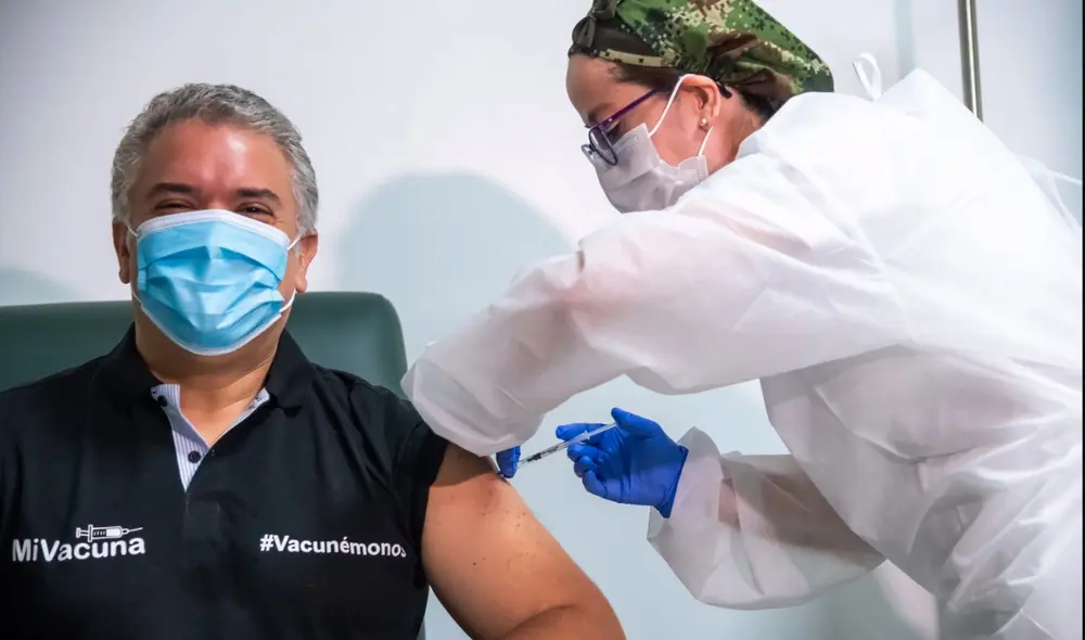 “Se ha cumplido con esta tarea, pero sabemos que estamos viviendo momentos muy difíciles de la pandemia”, sostuvo el mandatario tras ser inoculado. Foto: Efe