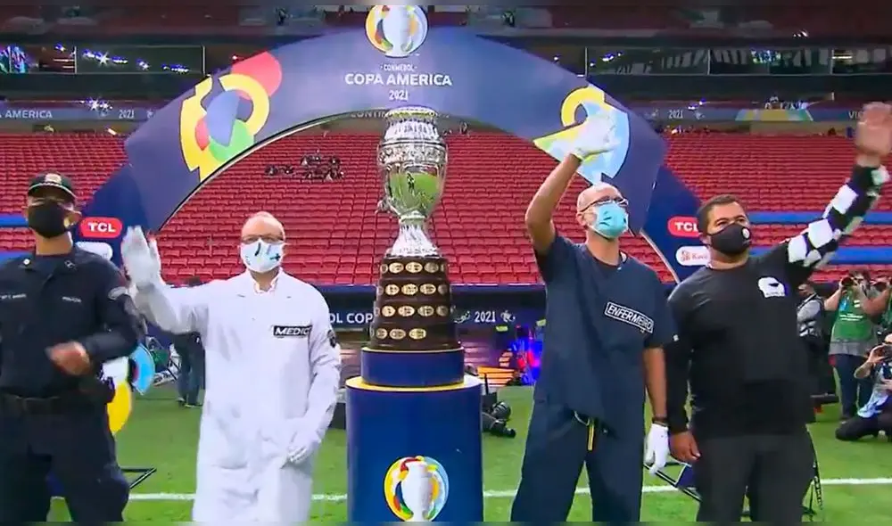 Conmebol llevó el trofeo hacia un pedestal en la previa del partido. Foto: captura/DirecTV Sports