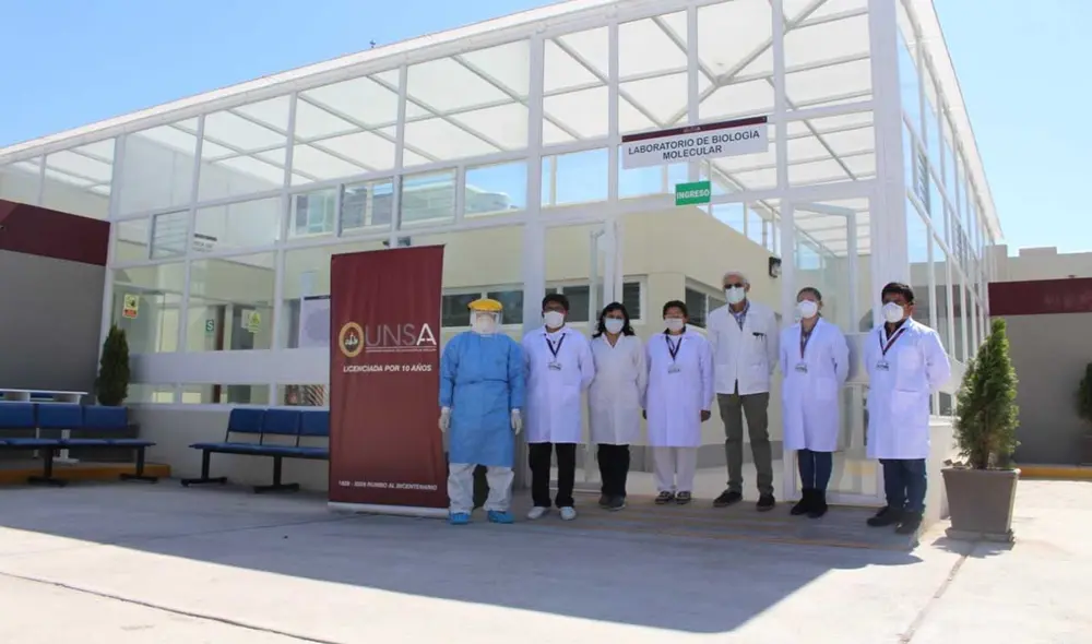 Postal del laboratorio donde se cuenta con un equipo para el secuenciamiento genómico. Foto: UNSA