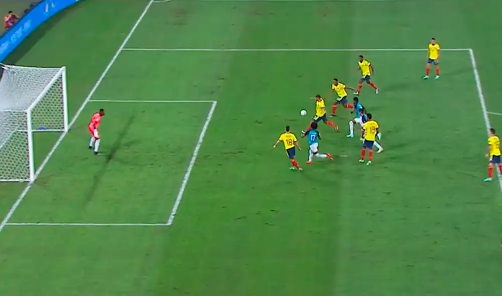 El árbitro Néstor Pitana recurrió al VAR para revisar si hubo o no fuera de juego en el gol de Colombia. Foto: captura/DirecTV Sports El árbitro Néstor Pitana recurrió al VAR para revisar si hubo o no fuera de juego en el gol de Colombia. Foto: captura/DirecTV Sports