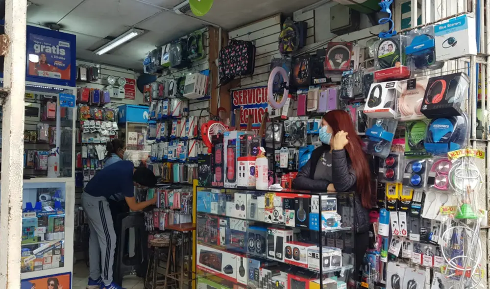 Agraviada se siente frustrada porque recientemente pidió dinero prestado al banco para poder abastecer su negocio. Foto: Gianella Aguirre/URPI-LR Agraviada se siente frustrada porque recientemente pidió dinero prestado al banco para poder abastecer su negocio. Foto: Gianella Aguirre/URPI-LR