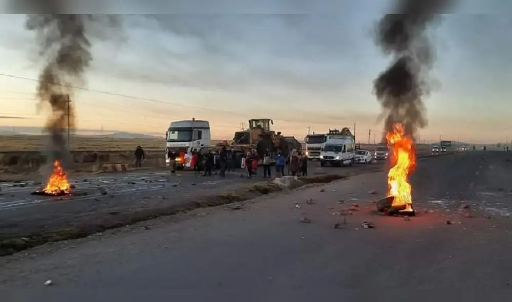 Manifestantes quemaron llantas y bloquearon con piedras la pisa. Foto: Puno Noticias pe
