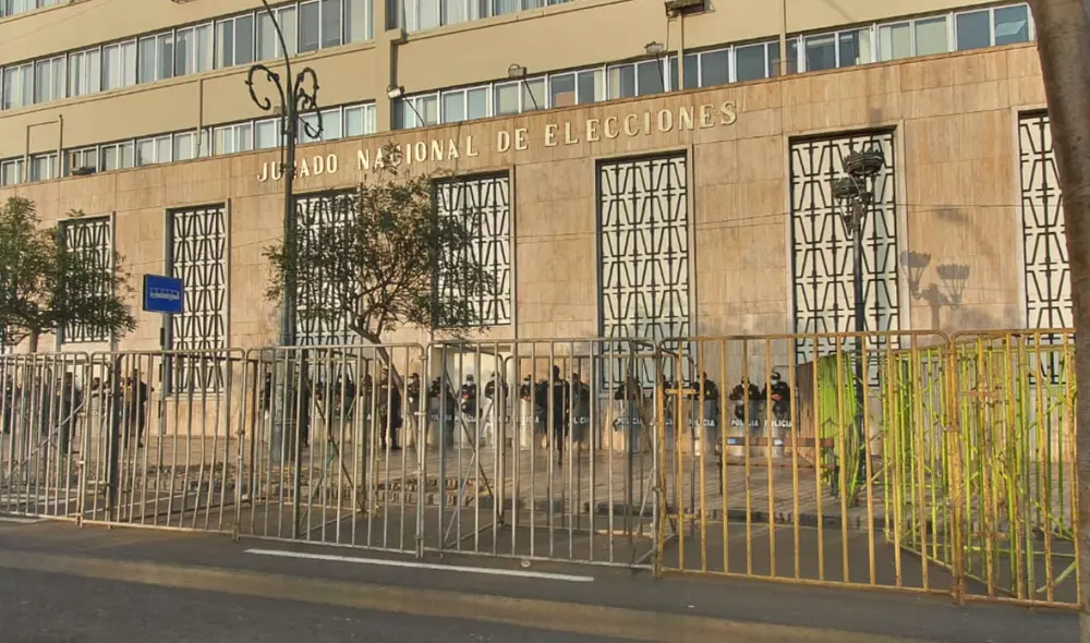 Sede del Jurado Nacional de Elecciones protegida por agentes del orden. Foto: María Pía Ponce/ URPI-LR