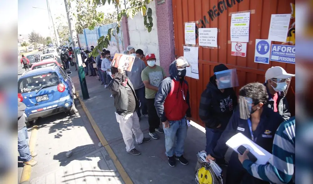 Decenas de personas insistieron en formar colas para ser atendidos. Foto: Oswald Charca / La República