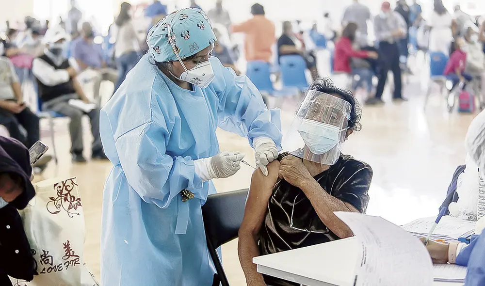 Vacuna. Entre el 17 de junio y el 1 de julio llegarían 1,4 millones de dosis de la farmacéutica Pfizer. Esto servirá para inmunizar a nuevos grupos priorizados. Foto: Antonio Melgarejo/La República Vacuna. Entre el 17 de junio y el 1 de julio llegarían 1,4 millones de dosis de la farmacéutica Pfizer. Esto servirá para inmunizar a nuevos grupos priorizados. Foto: Antonio Melgarejo/La República