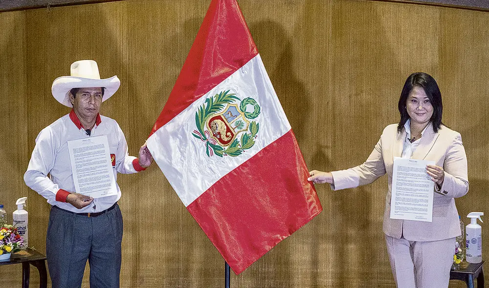 La firma. Si el profesor fuera proclamado por el JNE y tomara un rumbo antidemocrático, llegará el momento de enfrentarlo para hacerle cumplir su compromiso. Foto: AFP