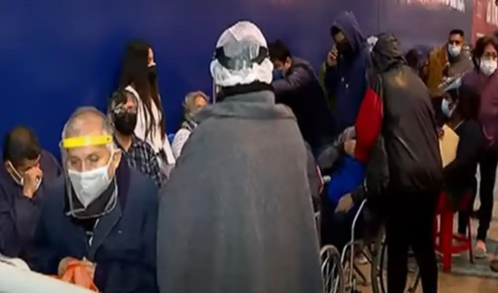 Adultos mayores llegaron para recibir primera y segunda dosis. Foto: captura de Panamericana Televisión Adultos mayores llegaron para recibir primera y segunda dosis. Foto: captura de Panamericana Televisión