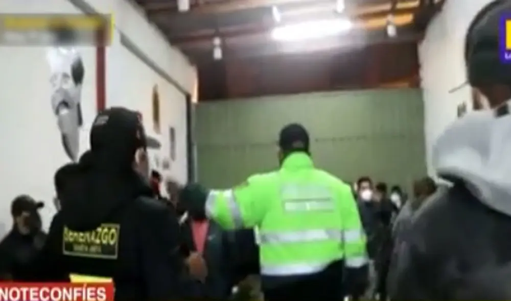 Policías trasladaron a los intervenidos a la Comisaría de Santa Anita. Foto: captura de Latina Policías trasladaron a los intervenidos a la Comisaría de Santa Anita. Foto: captura de Latina