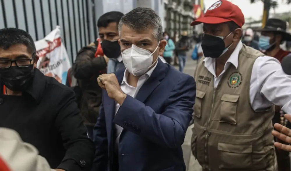 Julio Guzmán se reunió este martes con Pedro Castillo en el local de Perú Libre en Breña. Foto: Aldair Mejía/La República