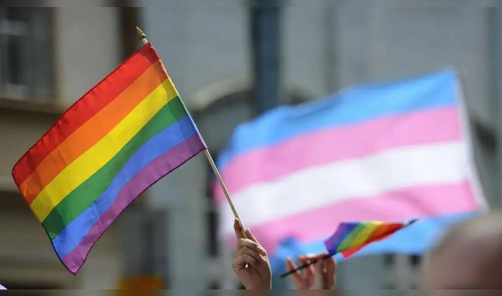 Miles de personas protestaron el lunes por la noche en las calles de Budapest para denunciar esta ley contra la comunidad LGTBIQ+. Foto: Europa Press