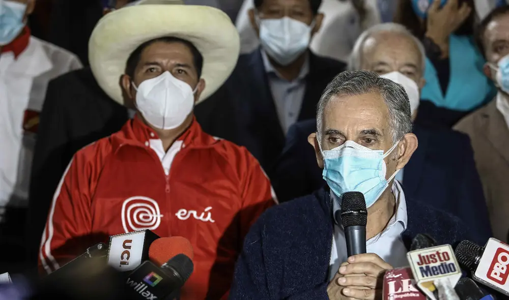 Pedro Francke mencionó que aún no ha revisado el plan de gobierno que el partido de Podemos entregó a Pedro Castillo. Foto: EFE
