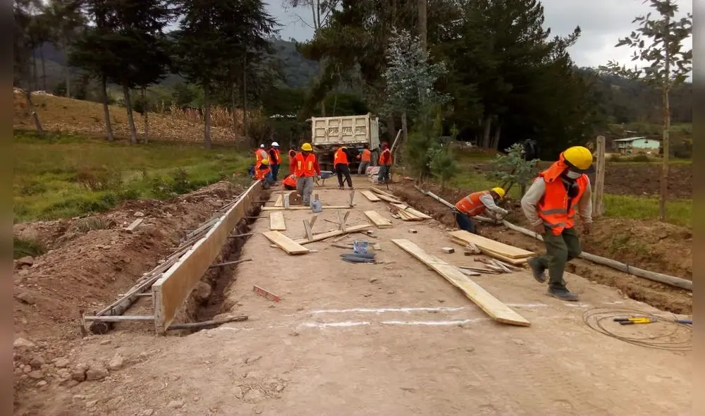 Ejecutan obras en la sierra de Piura. Foto: La República Ejecutan obras en la sierra de Piura. Foto: La República