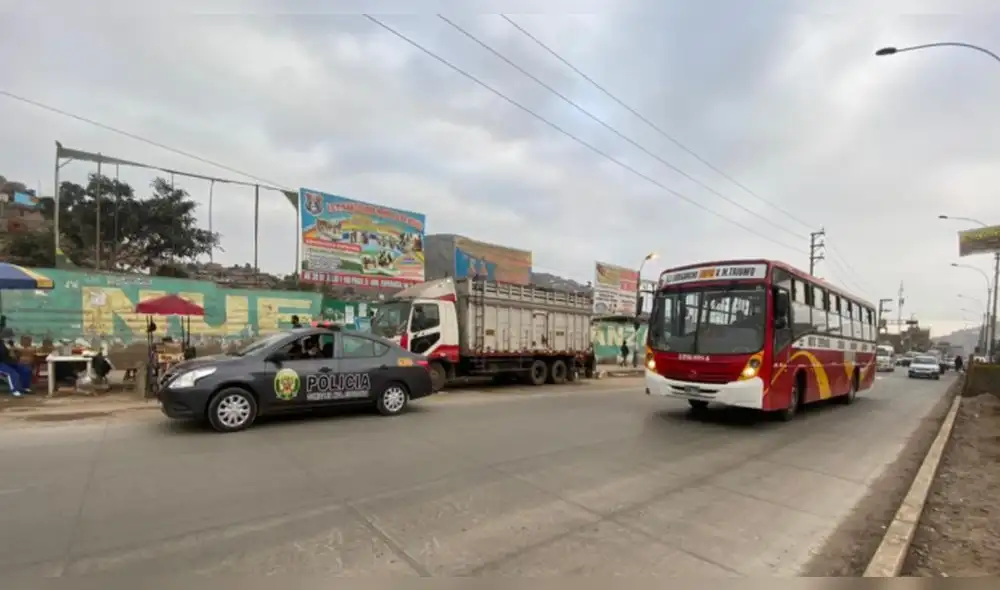 El hijo de la víctima acudió a la avenida 26 de Noviembre para reconocer el cuerpo de su padre. Foto: Raúl Egusquiza/URPI-LR El hijo de la víctima acudió a la avenida 26 de Noviembre para reconocer el cuerpo de su padre. Foto: Raúl Egusquiza/URPI-LR