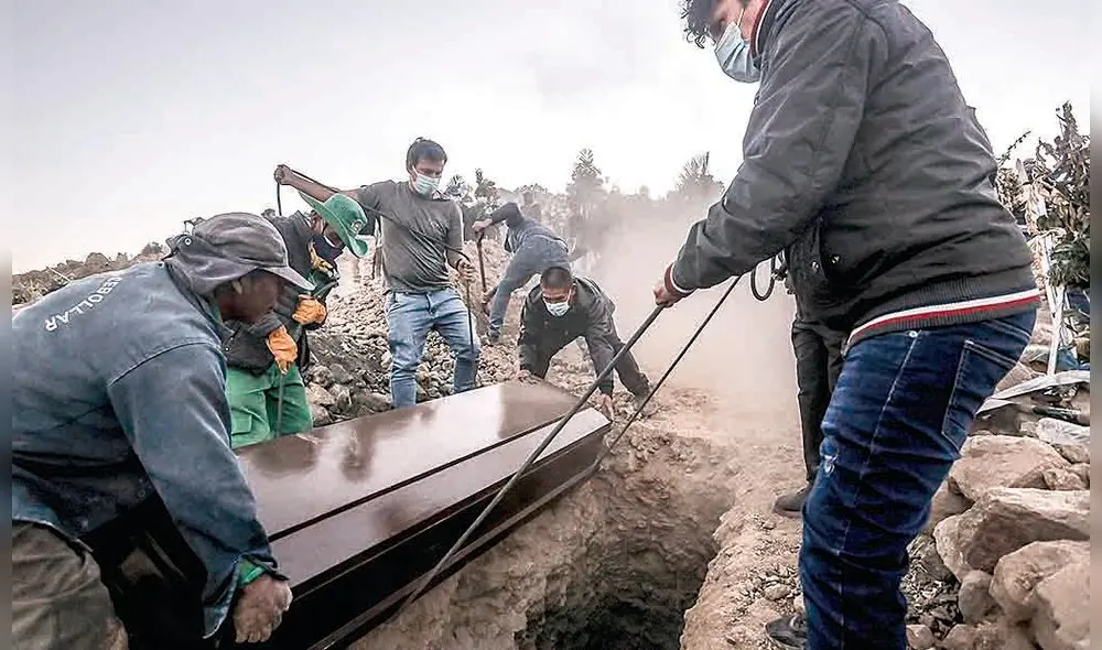 Entierros COVID. A diario en el cementerio de El Cebollar se realizan de cuatro a cinco entierros en fosas comunes cavadas por obreros de la zona. Foto: Oswald Charca Entierros COVID. A diario en el cementerio de El Cebollar se realizan de cuatro a cinco entierros en fosas comunes cavadas por obreros de la zona. Foto: Oswald Charca