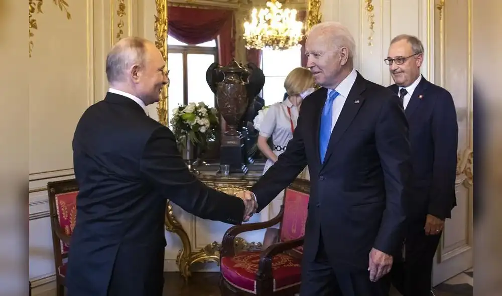 El presidente ruso, Vladimir Putin, le da la mano al presidente estadounidense, Joe Biden, junto al presidente federal suizo, Guy Parmelin, durante la cumbre entre Estados Unidos y Rusia en Ginebra. Foto: EFE