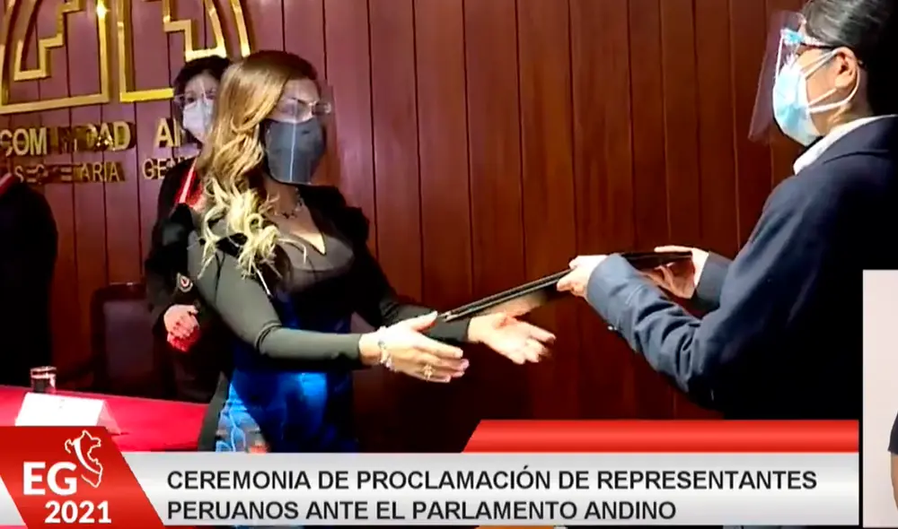 Leslye Lazo Villón recibiendo su credencial. Foto: captura de pantalla del JNE