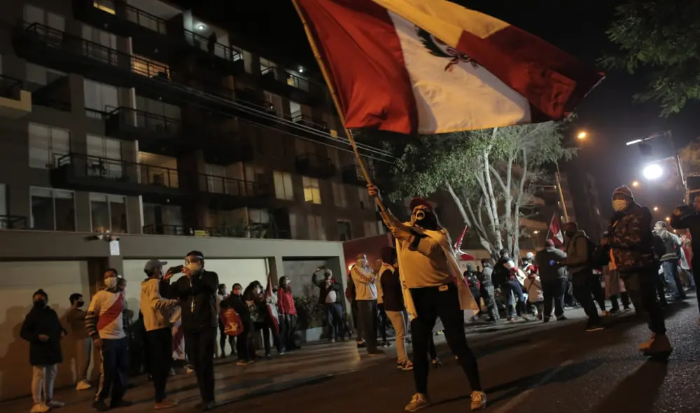 Protesta frente a la casa del magistrado Jorge Rodríguez Vélez. Foto: John Reyes/La República Protesta frente a la casa del magistrado Jorge Rodríguez Vélez. Foto: John Reyes/La República