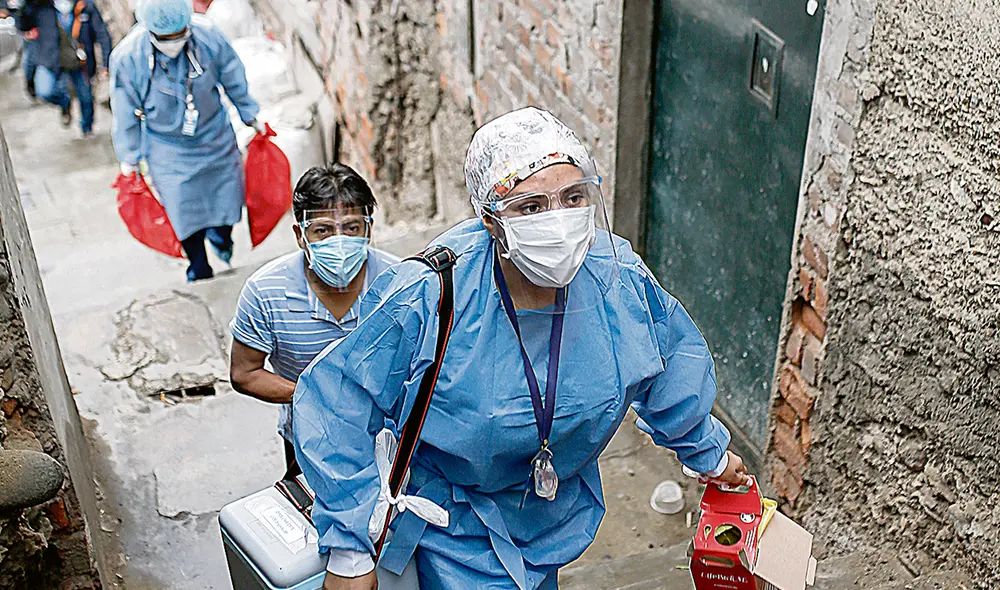 Importante labor de enfermeras. El quinto millón de dosis aplicadas se logró en 9 días. Foto: Antonio Melgarejo/La República Importante labor de enfermeras. El quinto millón de dosis aplicadas se logró en 9 días. Foto: Antonio Melgarejo/La República