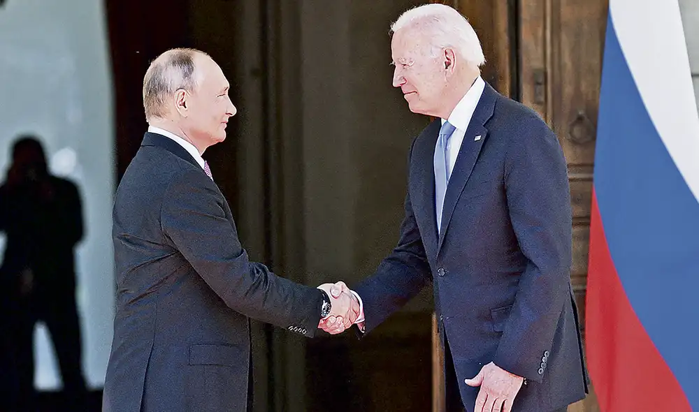 Decisiones. Los mandatarios Joe Biden y Vladimir Putin por fin pudieron conversar cara a cara y delimitar una agenda. Foto: EFE