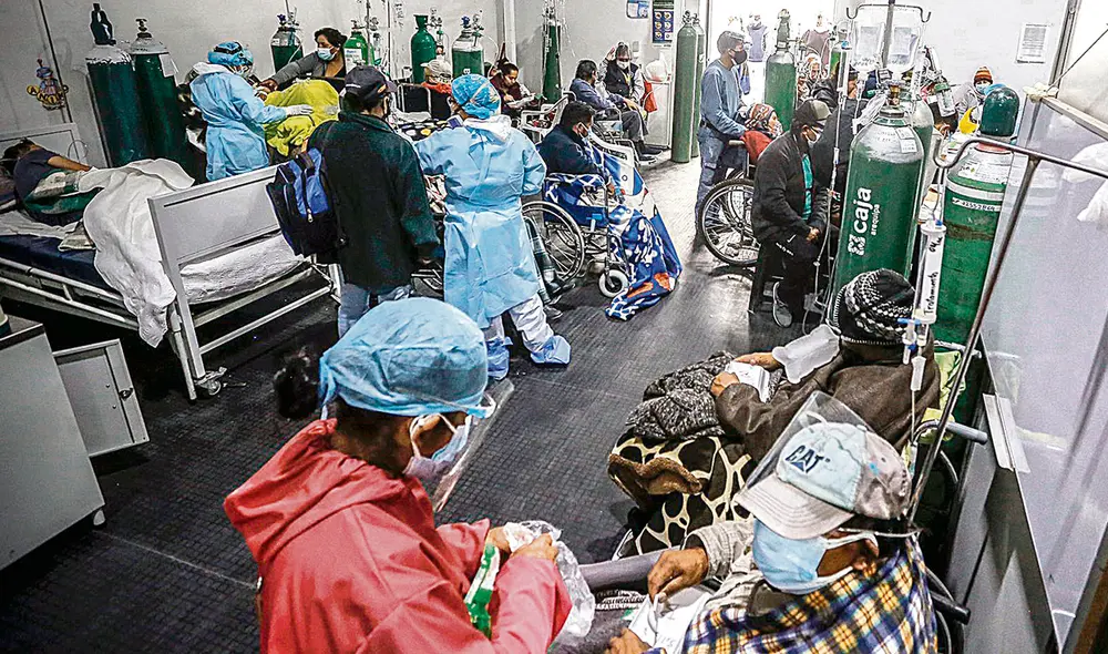 Colapso de hospitales. Así lucen los establecimientos de salud en la Ciudad Blanca. Ambientes están llenos de pacientes infectados con sus balones de oxígeno. Foto: Oswald Charca/La República