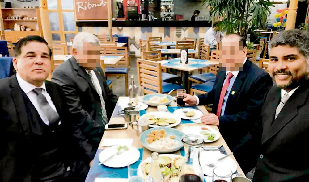 Padre e hijo. Izquierda, Ricardo Flores Chipoco y Juan Flores Vásquez, quien aparece en los chats fujimoristas como financista de los plantones. Foto: difusión Padre e hijo. Izquierda, Ricardo Flores Chipoco y Juan Flores Vásquez, quien aparece en los chats fujimoristas como financista de los plantones. Foto: difusión