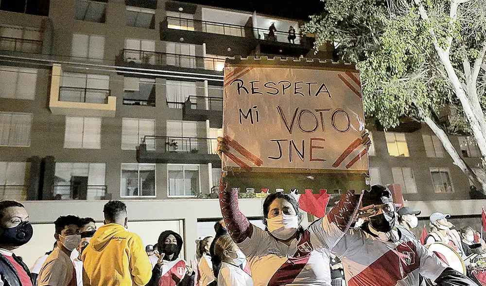 Hostigamiento. Fujimoristas agredieron verbalmente anoche a otro integrante del máximo organismo electoral justo cuando empieza a evaluar apelaciones. Foto: John Reyes/La República Hostigamiento. Fujimoristas agredieron verbalmente anoche a otro integrante del máximo organismo electoral justo cuando empieza a evaluar apelaciones. Foto: John Reyes/La República