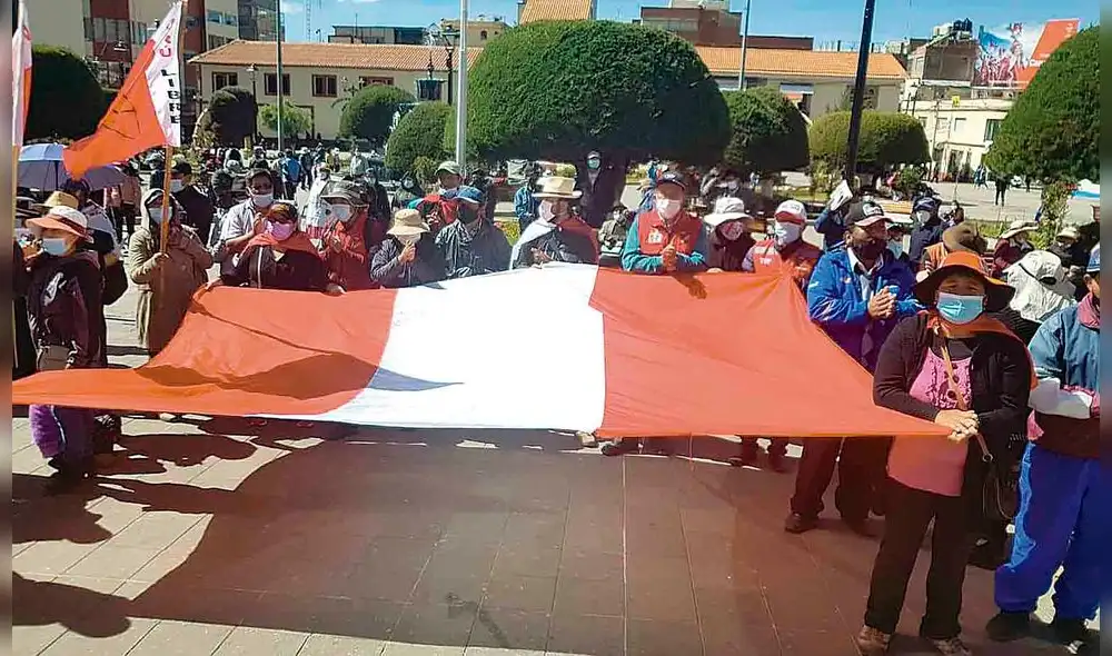 Exigen proclamación. Gremios en Puno con protestas exigen proclamación de Pedro Castillo como nuevo presidente del Perú. Exigen proclamación. Gremios en Puno con protestas exigen proclamación de Pedro Castillo como nuevo presidente del Perú.