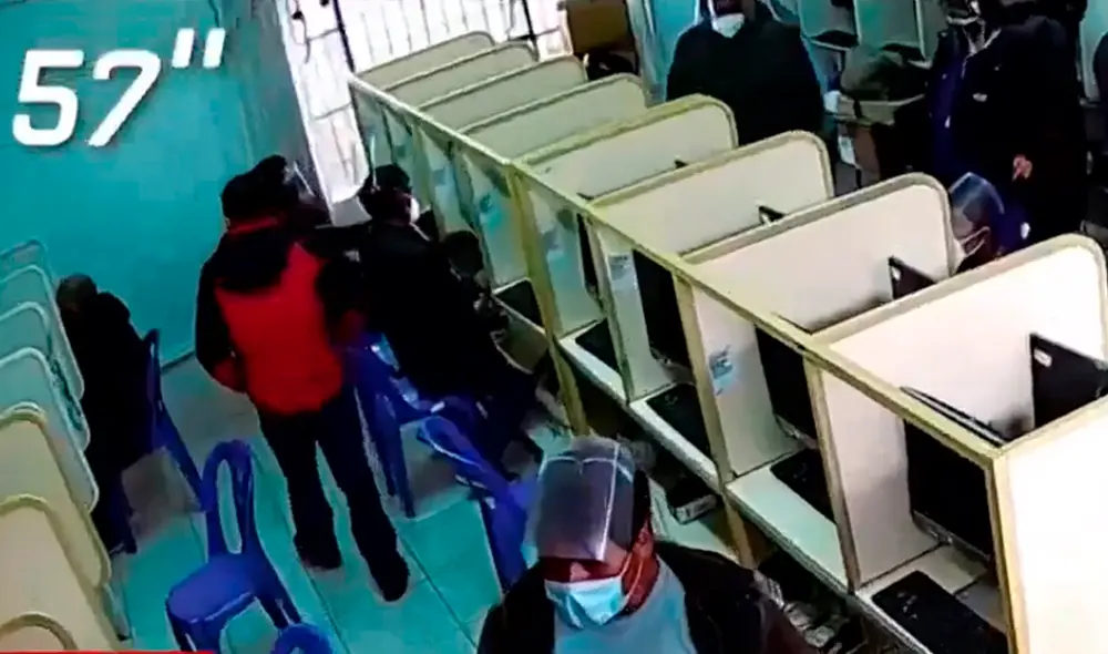 Los Dinámicos del Centro ayudaban a quienes rendían exámenes golpeando sus sillas. Un golpe era para marcar la opción “a”; dos, para la segunda (opción: “b”) y así sucesivamente. Foto: captura de América TV Los Dinámicos del Centro ayudaban a quienes rendían exámenes golpeando sus sillas. Un golpe era para marcar la opción “a”; dos, para la segunda (opción: “b”) y así sucesivamente. Foto: captura de América TV