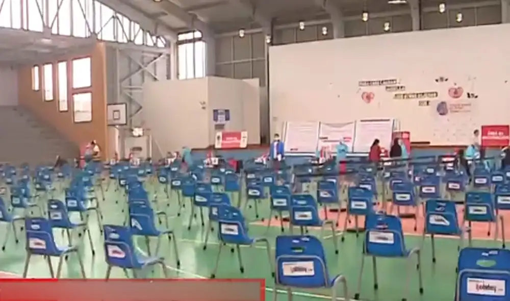 Vacunatorio de SMP luce vacío ante la ausencia del público. Foto: captura de América Vacunatorio de SMP luce vacío ante la ausencia del público. Foto: captura de América