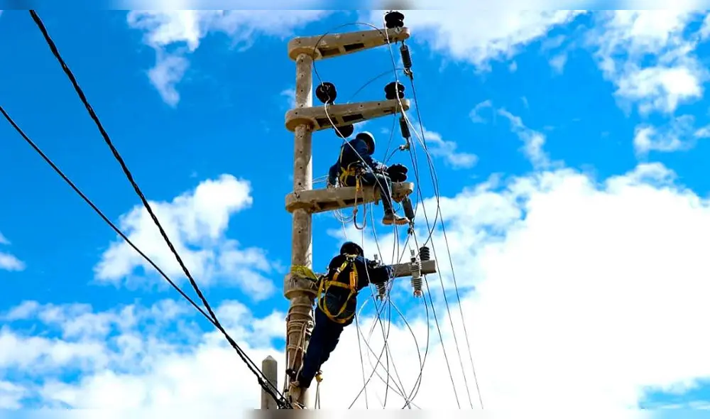 Técnicos realizan trabajos de mantenimiento de líneas de transmisión eléctrica de Carhuaquero. Foto: ENSA.